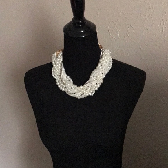🏆HOST PICK🏆💫Twisted Faux Pearls Choker/Necklace - Picture 6 of 8